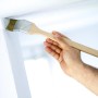 Pennello angolare LUX 35mm in uso: mano che dipinge l'angolo con pittura a dispersione. Ideale per aree difficili da raggiungere.