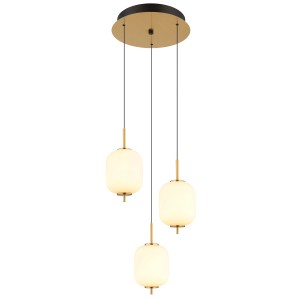 Lampada a sospensione moderna con tre paralumi bianco opale e dettagli dorati.