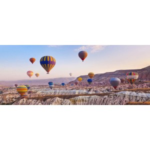 Mongolfiere sopra il paesaggio di Quadri. Palloncini colorati nel cielo.