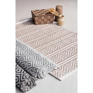 Tappeto da bagno Wenko Turpan, beige/bianco con motivo a zigzag. Accanto tappeti grigi con rombi. Antiscivolo stile Boho.
