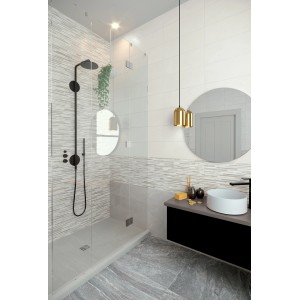 Bagno con piastrelle da rivestimento t.b.t. in tonalità di grigio e bianco, doccia e lavabo.