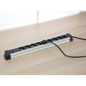 Multipresa t.b.t. con diverse prese e una spina inserita.