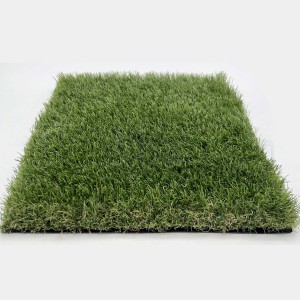 Erba sintetica verde di t.b.t. per giardino o balcone.