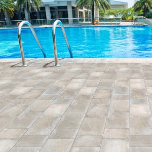 Piastrelle chiare per patio a bordo piscina, ideali per esterni eleganti. Pavimentazioni per esterno.