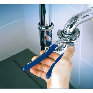 Utilizzo della chiave per sifoni LUX (230 mm) su un sifone del bagno.