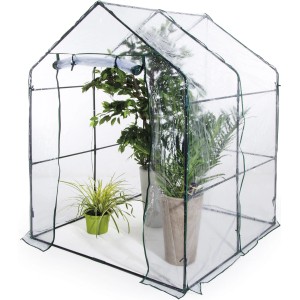 Piccola serra in foglia con piante all'interno.