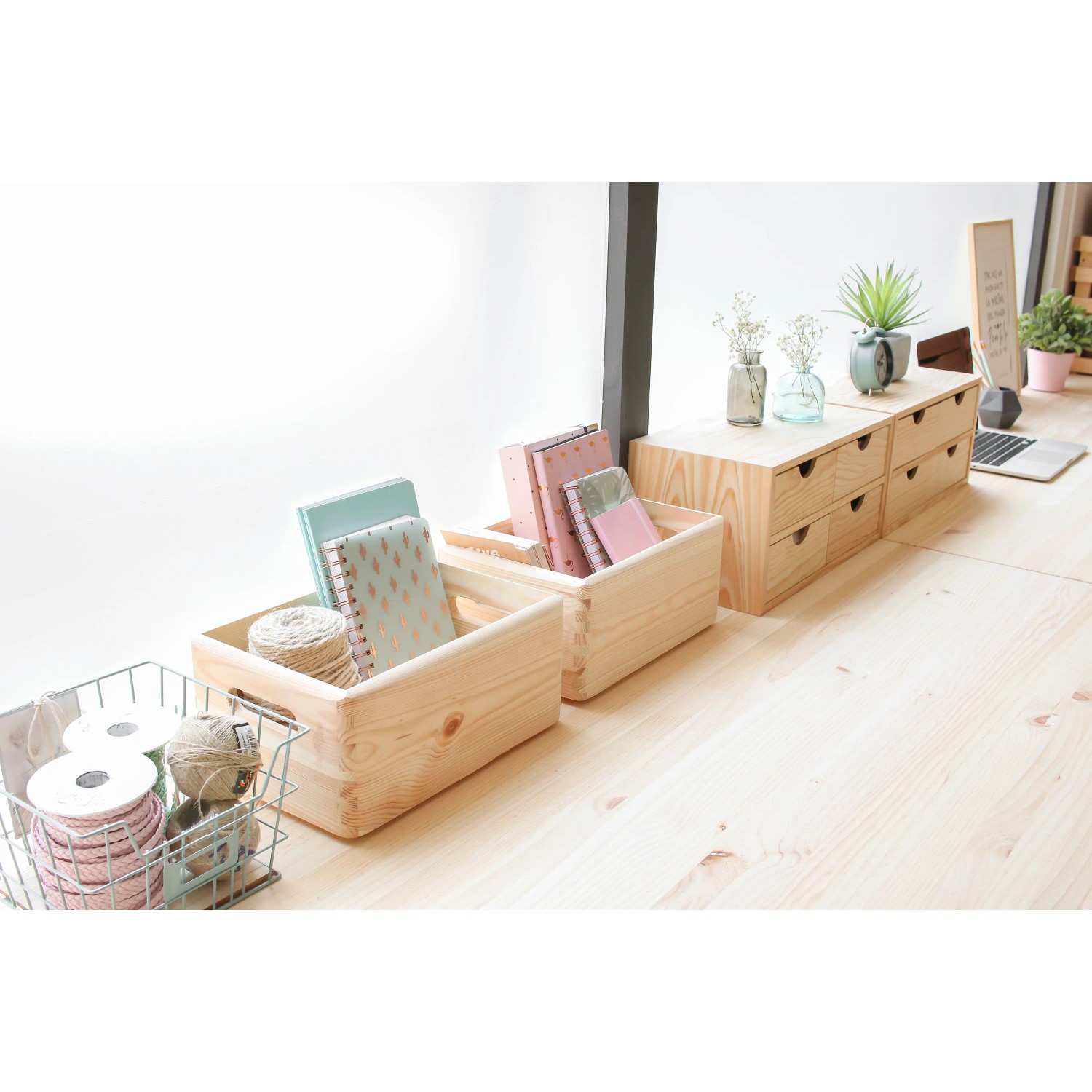 Scatole di legno come Cassapanche per riporre articoli da ufficio e decorazioni.