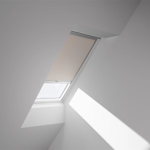 Tenda oscurante beige Velux DKL C02 1085S su finestra per tetti per giorno e notte.