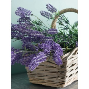 Rami di lavanda artificiale in cesto di vimini, pianta artificiale decorativa.