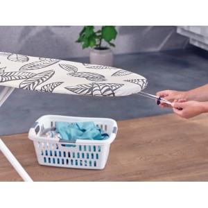 Copriasse da stiro Leifheit Perfect Steam Air Board Express M con motivo a foglie e clip di tensionamento.