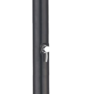 Dettaglio della doccia solare Gre in PVC nero con miscelatore monocomando.