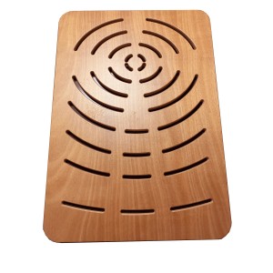 t.b.t. Accessorio doccia in legno con intagli.