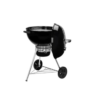 Barbecue a carbone nero con coperchio aperto, ideale per grigliate.