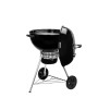 Barbecue a carbone nero con coperchio aperto, ideale per grigliate.