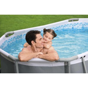 Piscina fuori terra ovale con uomo e bambina in acqua. Ideale per il divertimento in famiglia.