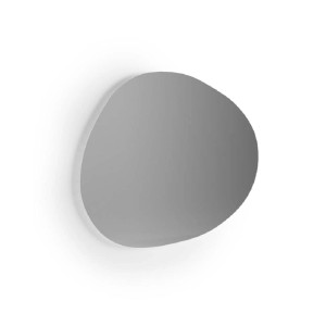 Specchio t.b.t. grigio dalla forma irregolare su una parete bianca.