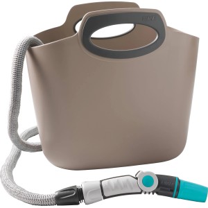 Tubo per irrigazione t.b.t. con borsa per facile irrigazione del giardino.