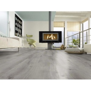 Pavimento laminato chiaro in soggiorno con camino.