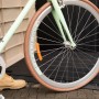 Bicicletta davanti al box portaoggetti Keter Store It Out Ultra, beige/marrone.