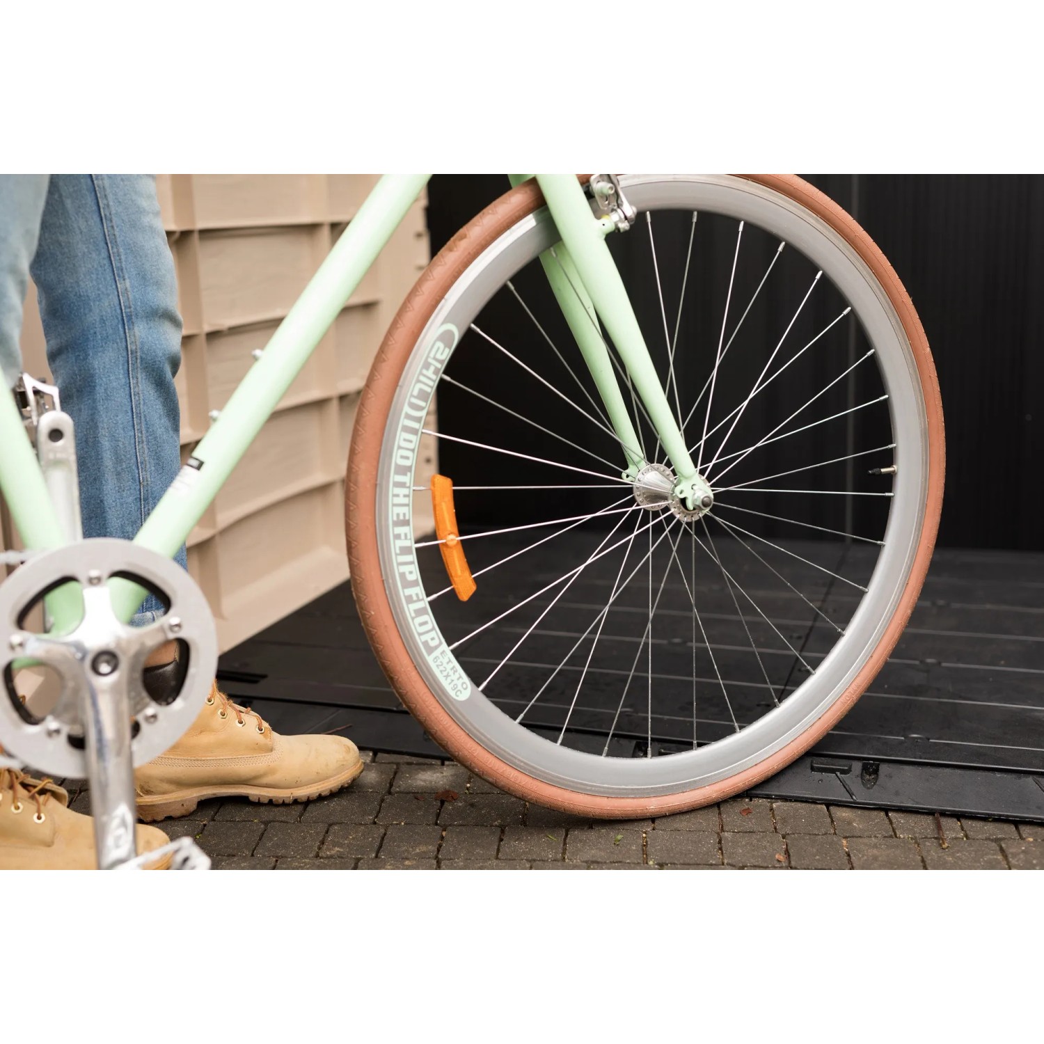 Bicicletta davanti al box portaoggetti Keter Store It Out Ultra, beige/marrone.