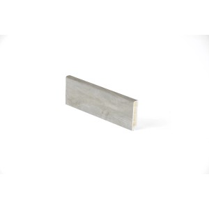 Battiscopa chiaro con texture effetto legno.