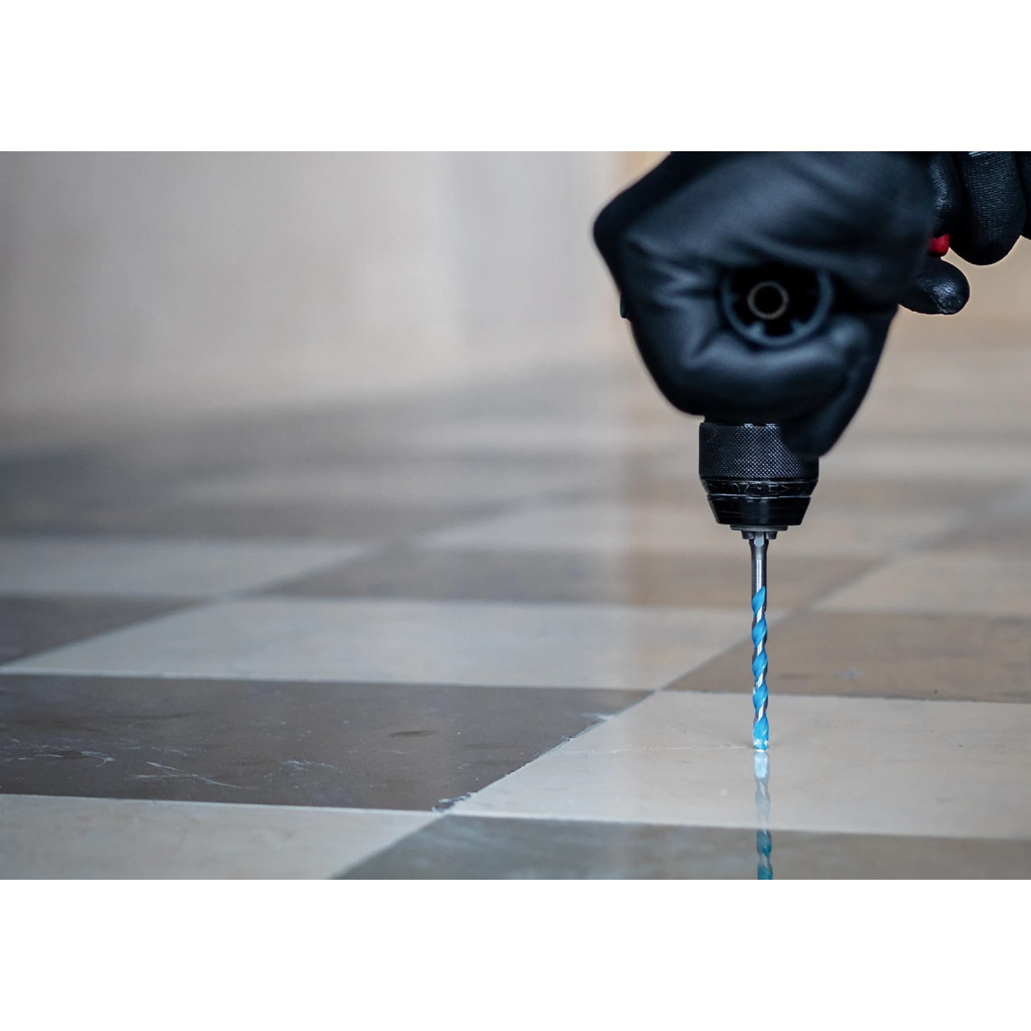 Trapano Bosch Expert Multi Construction CYL-9 in uso su pavimento piastrellato.