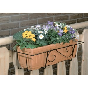 Cesto per fioriera da balcone antracite (55 cm) con fiori, montato su un balcone in legno.