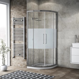 Box doccia semicircolare t.b.t. con striscia di vetro satinato in bagno moderno.