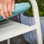 Dettaglio sedia impilabile Prata con cuscino, mobile da balcone in alluminio.