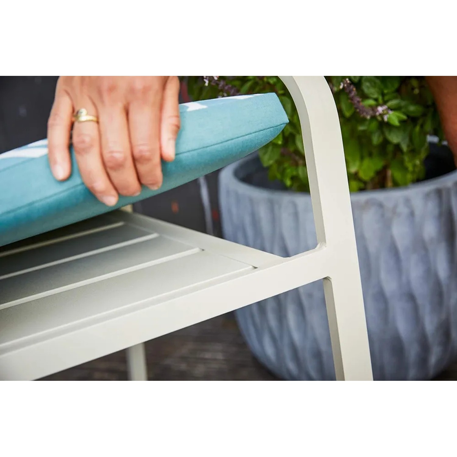 Dettaglio sedia impilabile Prata con cuscino, mobile da balcone in alluminio.