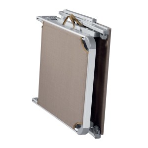 Lettino prendisole t.b.t. piegato con rivestimento beige e struttura argentata.