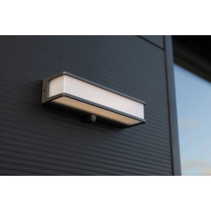 Moderna lampada da parete solare a LED Lutec Doblo antracite, larga 35 cm, con pannello solare integrato.
