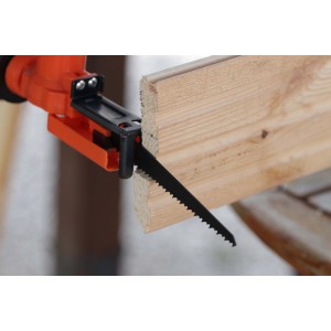 Seghetto alternativo t.b.t. che taglia un pezzo di legno.