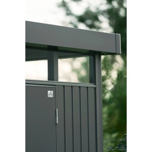 Dettaglio della casetta attrezzi in metallo Biohort HighLine grigio quarzo metallizzato. Parete, finestra, porta e tetto piatto.