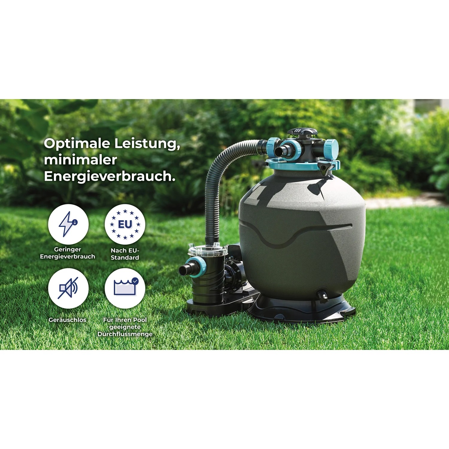 Sistema di filtraggio a sabbia per piscine con pompa e tubo flessibile su prato. Accessorio per piscina per acqua pulita.