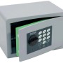 Cassaforte grigia con porta aperta e tastierino digitale.