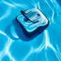 Robot piscina a batteria Orca 45 CL in piscina, pulitore per fondo piscina senza fili.