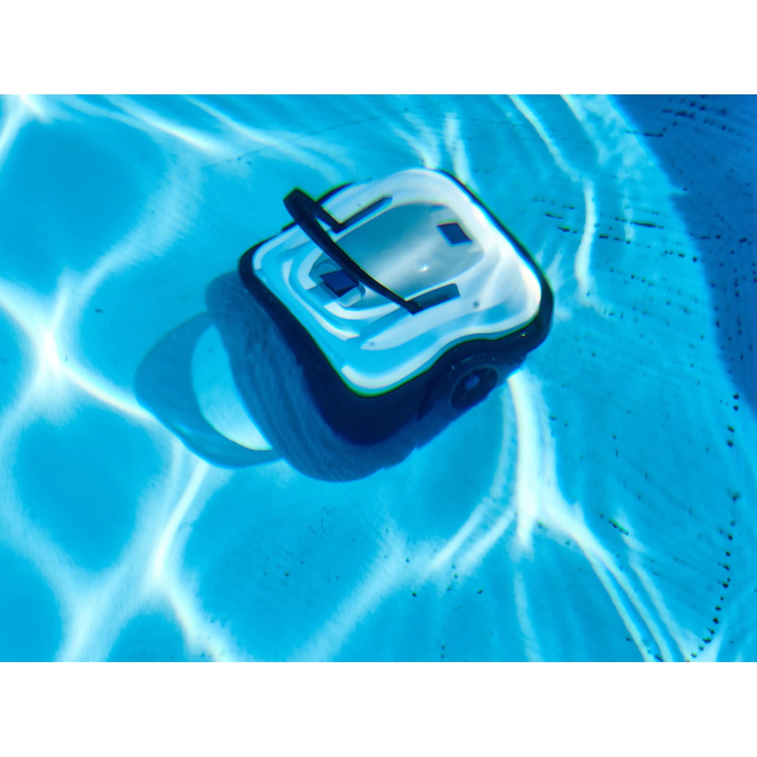 Robot piscina a batteria Orca 45 CL in piscina, pulitore per fondo piscina senza fili.