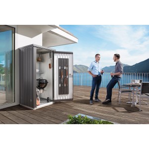 Armadio da giardino Biohort Gr. 90 in argento metallizzato con ante aperte, accessori e grill inclusi.
