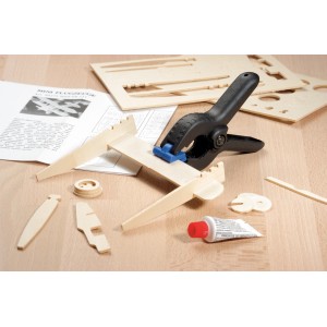 Morsetto per colla LUX Classic in uso durante la realizzazione di un aeroplano in legno.