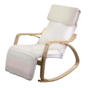 Sedia a dondolo flessibile con rivestimento chiaro e struttura in legno. Seduta confortevole.