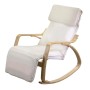 Sedia a dondolo flessibile con rivestimento chiaro e struttura in legno. Seduta confortevole.