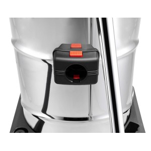 Dettaglio di un Aspiratutto t.b.t. con connettore nero e interruttore rosso.