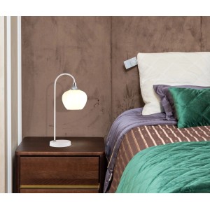 Lampada da tavolo di design t.b.t. bianca con paralume rotondo su comodino.