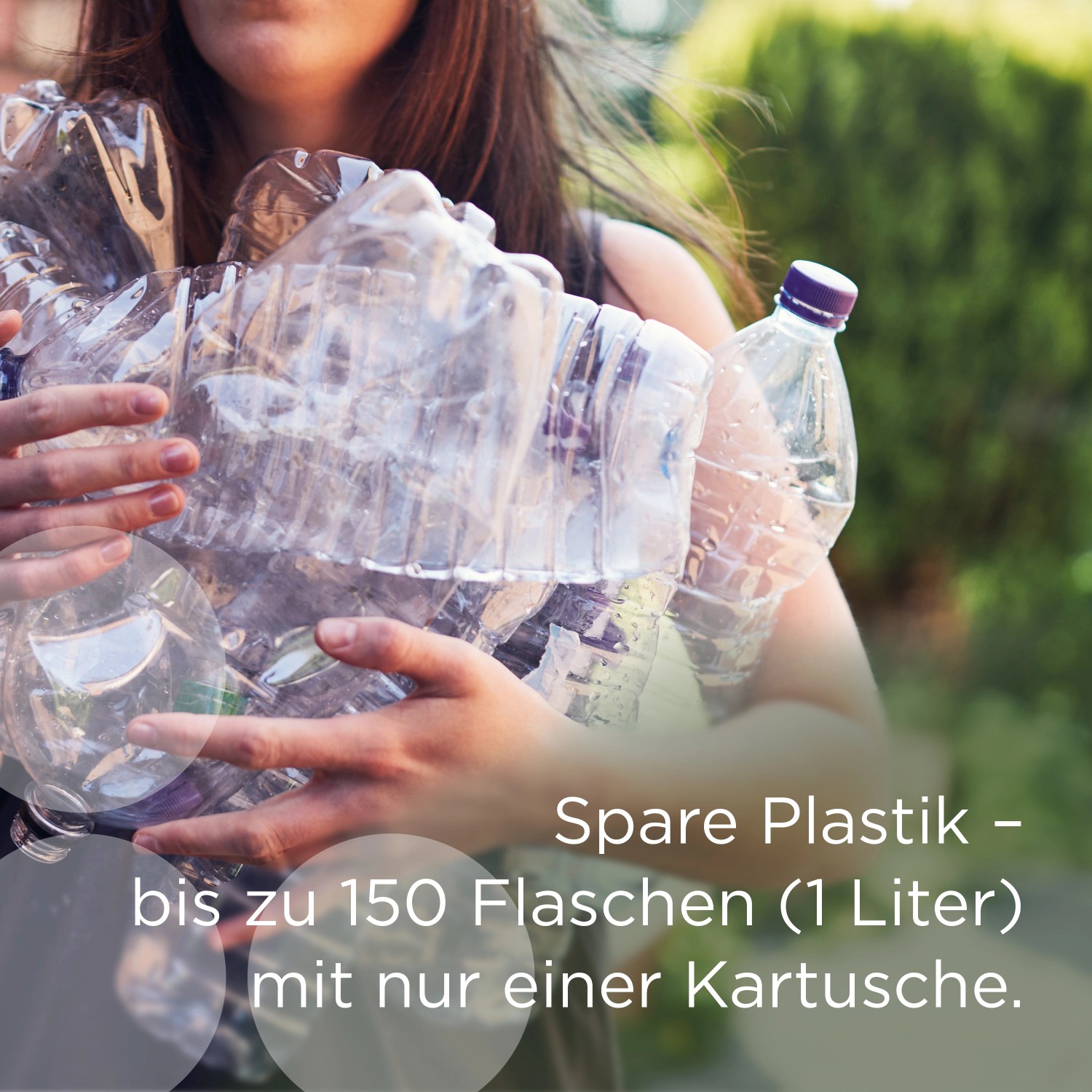 Donna che tiene bottiglie di plastica: la cartuccia filtro acqua Brita risparmia fino a 150 bottiglie.
