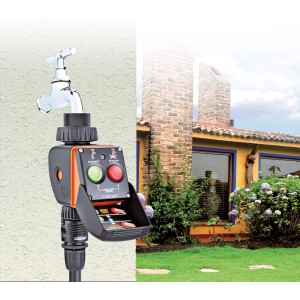 Centralina Claber collegata al rubinetto per irrigazione giardino.