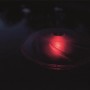 Flowclear Lampada solare a LED per piscina con luce rossa in acqua scura.