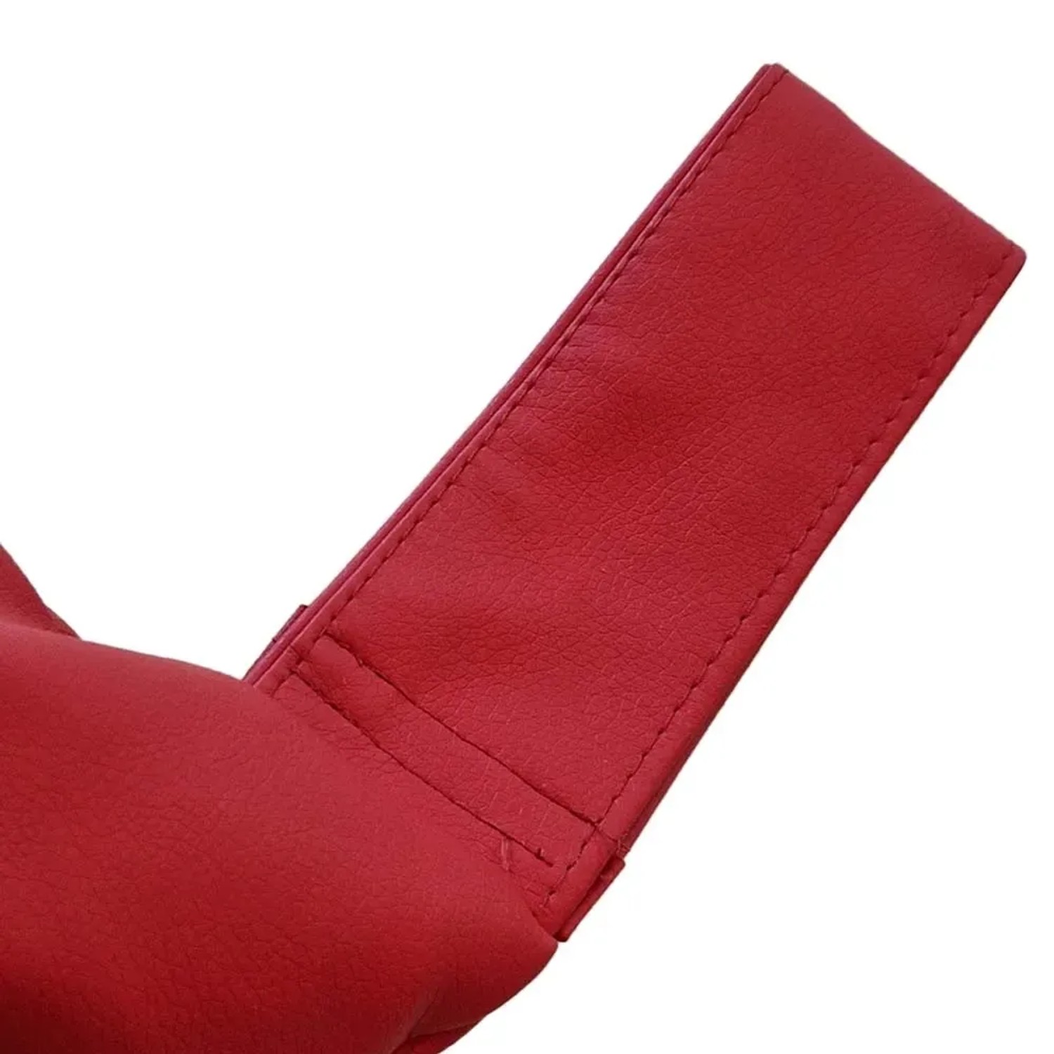 Dettaglio di un cuscino/fodera per cuscino t.b.t. in pelle rossa.