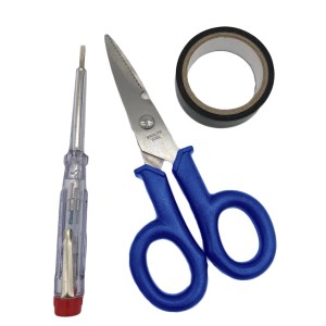 Set di attrezzi t.b.t. con tester di tensione, forbici e nastro isolante.