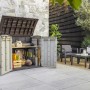 Box universale t.b.t. grigia aperta in giardino con attrezzi da giardinaggio e attrezzature sportive.